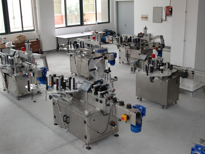 സ്ക്വയർ ബോട്ടിൽ ഇരട്ട സൈഡ് തിരശ്ചീന ലേബലിംഗ് മെഷീൻ പതിവ് അല്ലെങ്കിൽ ക്രമരഹിതമായ കണ്ടെയ്നർ