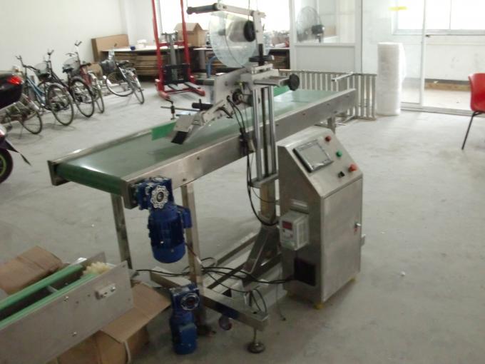 പേജിംഗ് മെഷീൻ ഫീഡിംഗ് ഒബ്‌ജക്റ്റുകളുള്ള ടേബിൾ ടോപ്പ് സെൽഫ് പശ സ്റ്റിക്കർ ഫ്ലാറ്റ് ഉപരിതല ലേബൽ ആപ്ലിക്കേറ്റർ