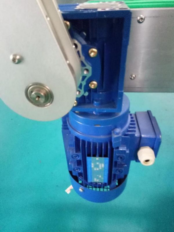 വ്യക്തിഗത പരിചരണ ഉൽ‌പ്പന്നങ്ങളുള്ള SUS304 കാബിനറ്റ് രണ്ട് വശങ്ങളുള്ള സ്ക്വയർ ബോട്ടിൽ സ്റ്റിക്കർ ലേബലിംഗ് മെഷീൻ