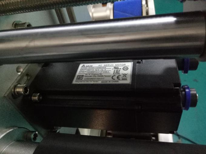 വ്യക്തിഗത പരിചരണ ഉൽ‌പ്പന്നങ്ങളുള്ള SUS304 കാബിനറ്റ് രണ്ട് വശങ്ങളുള്ള സ്ക്വയർ ബോട്ടിൽ സ്റ്റിക്കർ ലേബലിംഗ് മെഷീൻ