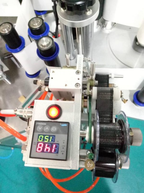 പേജിംഗ് ഉപകരണവും കോഡിംഗ് മെഷീനും ഉപയോഗിച്ച് ഓട്ടോമാറ്റിക് ഡബൽ സൈഡ് സ്റ്റിക്കർ ലേബലിംഗ് മെഷീൻ ലേബൽ ചെയ്യുക