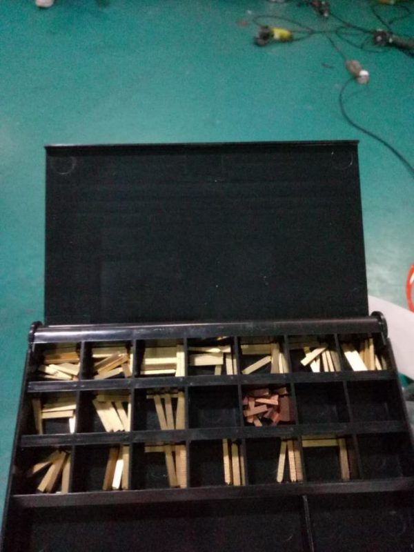 പേജിംഗ് ഉപകരണവും കോഡിംഗ് മെഷീനും ഉപയോഗിച്ച് ഓട്ടോമാറ്റിക് ഡബൽ സൈഡ് സ്റ്റിക്കർ ലേബലിംഗ് മെഷീൻ ലേബൽ ചെയ്യുക