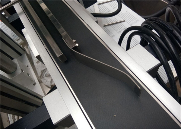 ഓട്ടോമാറ്റിക് ഫീഡിംഗ് ടോപ്പ് ലേബലിംഗ് മെഷീൻ സ്റ്റിക്കർ / സെൽഫ് അഡെസ്വി ലേബൽ തരം