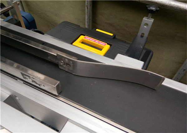 കുപ്പി / ഭരണി / കണ്ടെയ്നറിനായുള്ള ഓട്ടോമാറ്റിക് ടോപ്പ് ലേബലിംഗ് മെഷീൻ