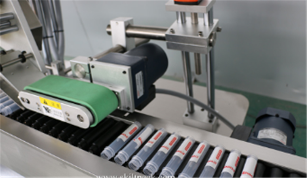 സെർവോ മോട്ടോർ വിയൽ സ്റ്റിക്കർ ലേബലിംഗ് മെഷീൻ ഓട്ടോമാറ്റിക് സിറ്റ്കേർ ആംപ്യൂൾ ട്യൂബ്