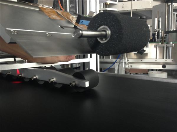 പി‌എൽ‌സി ടച്ച് സ്‌ക്രീൻ ഓട്ടോമാറ്റിക് സ്റ്റിക്കർ ലേബലിംഗ് മെഷീൻ കോമസ്റ്റിക് മാസ്ക് / കാർട്ടൂൺ മാസ്ക്