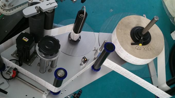 25 കിലോഗ്രാം ജാർ സ്ക്വയർ ബോട്ടിൽ സ്റ്റിക്കർ ആപ്ലിക്കേറ്റർ മെഷീൻ, ഫീഡിംഗ് ബോട്ടിലുകളുള്ള ലേബലിംഗ് മെഷീൻ സ്ഥിരമായ വേഗത