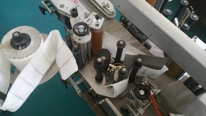 25 കിലോഗ്രാം ജാർ സ്ക്വയർ ബോട്ടിൽ സ്റ്റിക്കർ ആപ്ലിക്കേറ്റർ മെഷീൻ, ഫീഡിംഗ് ബോട്ടിലുകളുള്ള ലേബലിംഗ് മെഷീൻ സ്ഥിരമായ വേഗത