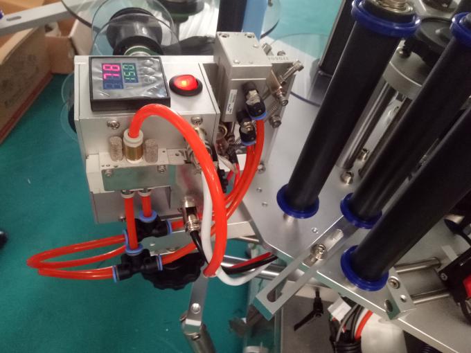 കോഡിംഗ് മെഷീൻ ഉപയോഗിച്ച് ഇഷ്ടാനുസൃതമാക്കിയ മൂന്ന് അല്ലെങ്കിൽ ഇരട്ട സൈഡ് സ്റ്റിക്കർ ലേബലിംഗ് മെഷീൻ