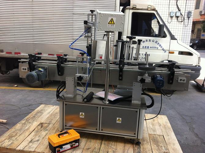 അഡെസ്വി ലേബലിനായുള്ള ഉയർന്ന കൃത്യത ഇരട്ട ലേബൽ റ ound ണ്ട് ബോട്ടിൽ സ്റ്റിക്കർ ലേബലിംഗ് മെഷീൻ