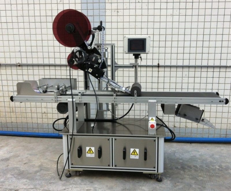 മാസ്ക് / വ്യാപിക്കാത്ത കാർട്ടൂൺ / പേപ്പർ ബാഗുകൾ, ഫ്ലാറ്റ് ഉപരിതല ലേബൽ ആപ്ലിക്കേറ്റർ വിതരണക്കാരനായ ചൈന ടോപ്പ് ലേബലിംഗ് മെഷീൻ