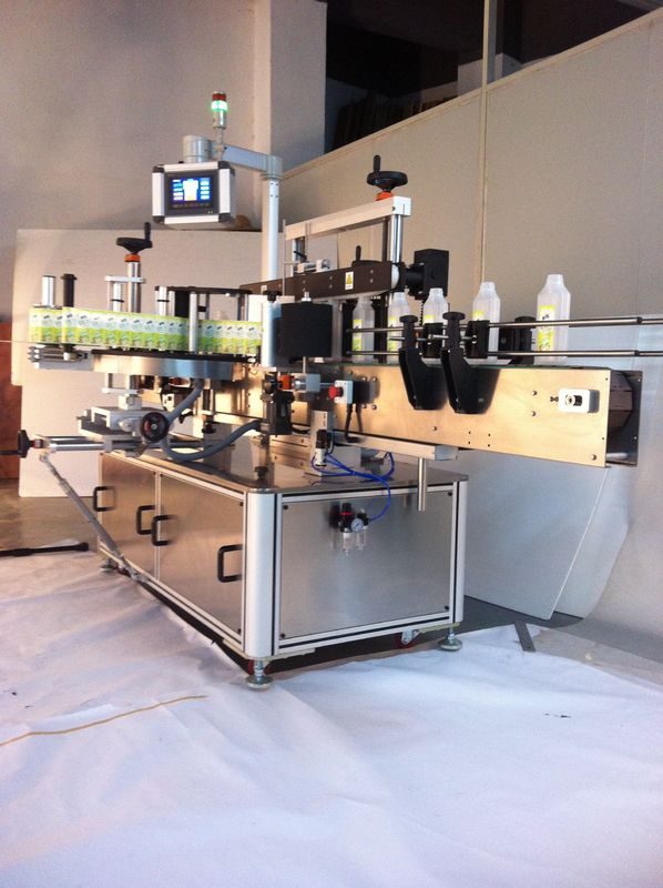 ചൈന ഡ്രിങ്ക്സ് സ്ക്വയർ ബോട്ടിൽ ലേബലിംഗ് മെഷീൻ ഇരട്ട വശങ്ങളുള്ള സ്റ്റിക്കർ ലേബലർ വിതരണക്കാരൻ