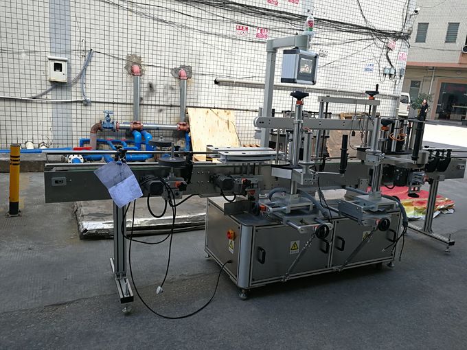 മൂന്ന് ലേബലുകൾ സ്വയം പശ ലേബലിംഗ് മെഷീൻ 110 വി / 380 വി വോൾട്ടേജ്