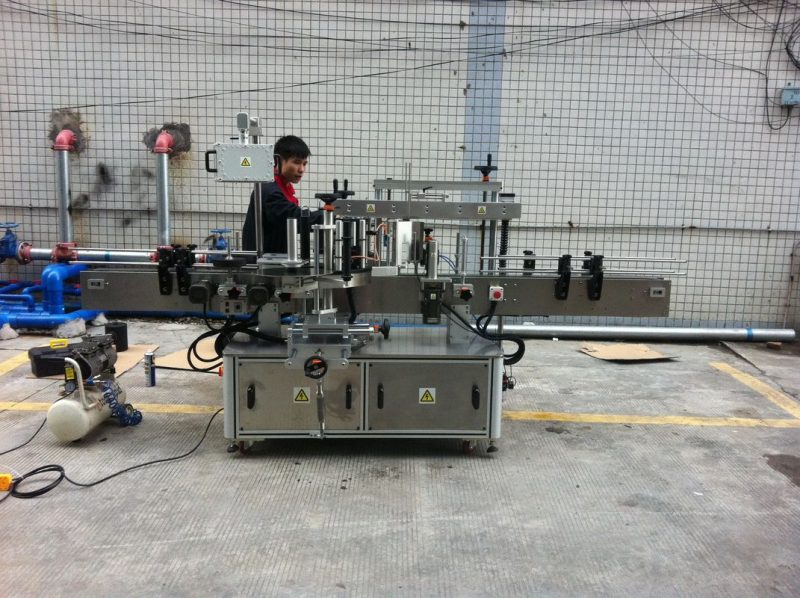 പെറ്റ് ബോട്ടിലുകളുടെ മുന്നിലും പിന്നിലും വിതരണക്കാരനായ ചൈന പൂർണ്ണ ഓട്ടോമാറ്റിക് പശ റ ound ണ്ട് ബോട്ടിൽ ലേബലിംഗ് മെഷീൻ